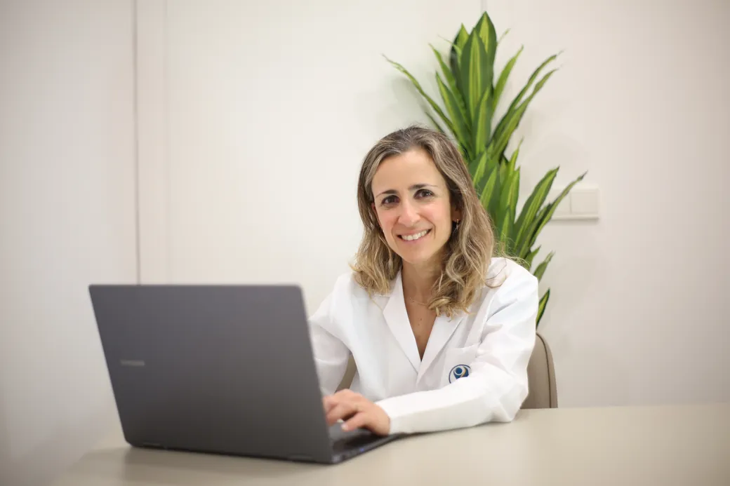 Dra. de la Orden en videoconsulta de ginecología online